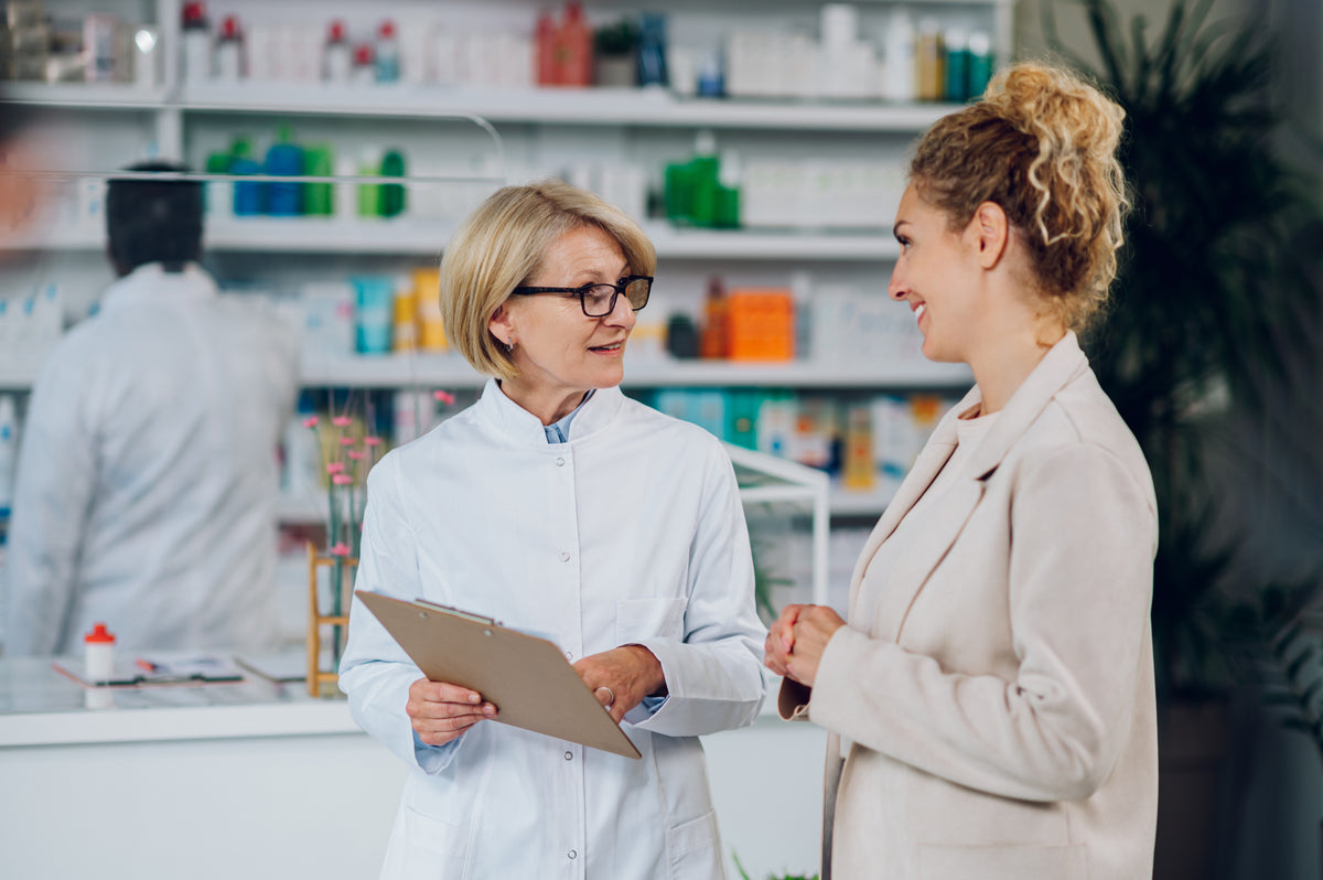 Consulenza professionale tra una farmacista e una cliente in un punto vendita specializzato
